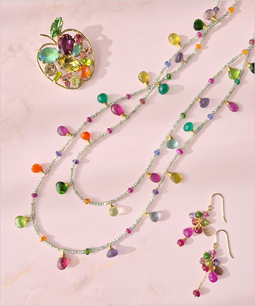 ブローチ (クリスタルガラス・合金) 33,000円 ネックレス (天然石：ルビー・トルマリン・アメジスト・ペリドット他) 82,500円 ピアス (天然石：ルビー・トルマリン・アメジスト・ペリドット他) 17,600円  りんごのブローチは遊び心があり、大人の女性のオシャレにアクセントを添える人気のアイテム。マルチカラーが特徴的なロングネックレスは存在感がありながらお洋服にあわせやすいため、コーディネートの幅を広げてくれます。おそろいのピアスとあわせてお楽しみください。
