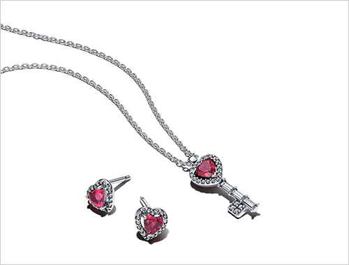 左：Heart sterling silver stud earrings (SV・人工クリスタル・キュービックジルコニア) 12,650円 右：Elevated Heart Key Collier Necklace (SV・人工クリスタル・キュービックジルコニア) 16,500円  クリアなキュービックジルコニアのアクセントに囲まれた鮮やかなレッドクリスタルが特徴です。セットでつけていただくことで、甘く上品なスタイルを完成させます。