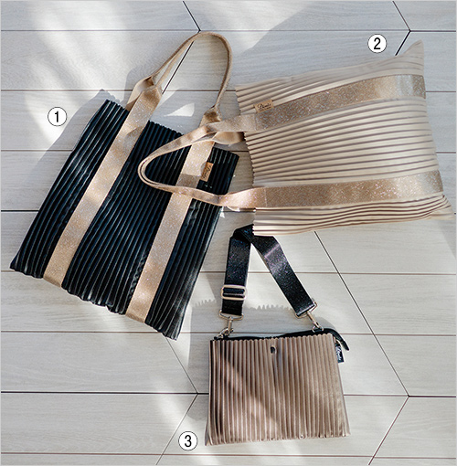 ①②トートバッグ(W36×H37cm) 各22,000円 ③ショルダーバッグ(W26×H20cm) 17,600円  レザー調の生地にプリーツ加工とラメを施して上品なイメージに。軽い仕立てですが、雨の日でも安心してお使いいただけるよう丈夫な作りになっております。