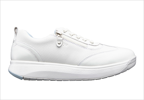 Laura White(アッパー：フルグレインレザー／ライニング・裏地：テキスタイル) 46,200円  多くのご要望にお応えした再登場カラー。アッパーは規則的な柄のエンボスレザーを採用し、スムース加工の革と比べてさらさらとした質感に仕上がっています。ホワイトカラーで統一することで全体的に爽やかな印象に仕上げているモデルです。