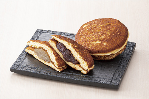 どら焼(白・黒／1個) 各430円  パンケーキのようにふわふわ、しっとりの生地に自家製餡がたっぷり。浅草で約90年の歴史ある、人気のどら焼きをこの機会にどうぞ。