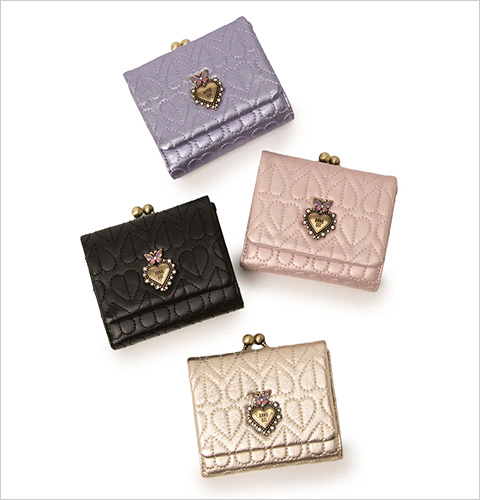 ＜アナ スイ＞ドリーミー 口金二つ折り財布 (クロ：羊革／パープル・ピンク・ゴールド：やぎ革／約W11×H10×D4cm) 各24,200円  ハートのキルティングと繊細なブローチが印象的な、フェミニンでどこかクラシックなムードを纏った「ドリーミー」シリーズ。大人の可愛らしさと上品さを演出します。