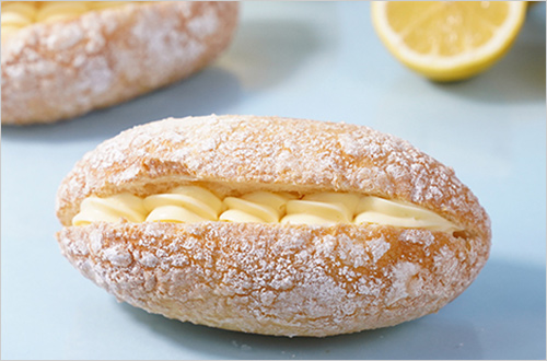 レモンクリームパン(1個) 291円  レモン風味のふんわりとした生地にレモンクリームを挟んだ爽やかな風味の菓子パンです。