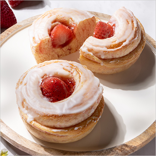 いちごマーブルロール(1個) 432円  いちごジャムを巻き込んだロールパンにいちごをのせて焼き上げ、練乳入りのアイシングで仕上げました。