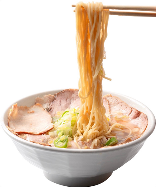 中華そば(1杯) 1,200円  信州黄金軍鶏の旨味を長時間抽出した透明感とコクが両立したスープと、こだわりの自家製ブランド麺が一体となり、口の中で弾むコシと深い旨味を演出します。焼豚は徹底した温度管理により、しっとり感と肉の甘みが際立ちます。