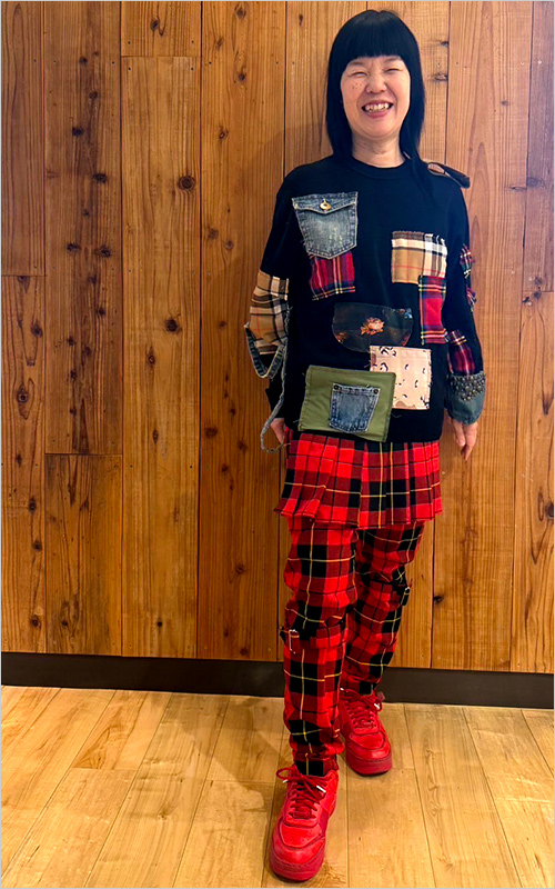 上：アンノンマテリアル フラグメント トレーナー 28,600円 下：タータン ボンテージパンツ (ポリエステル65％・レーヨン35％) 99,000円 ※その他参考品