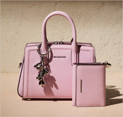 左：LAILA クロスボディ エクストラスモール ウィズ チャーム (W22×H15×D7cm) 42,900円 右：JET SET コインウォレット ミディアム (W11×H8.5×D4cm) 30,800円  毎日の必需品を持ち歩くのにちょうどいいコンパクトなサイズなので、オンでもオフでも活躍します。ストラップを調節してぴったりのフィット感に。