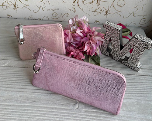 左：コンパクト財布(ゴートラメ加工／W11×H9×D1cm) 17,930円 右：長財布(牛革箔加工／W20×H9×D2cm) 27,500円  「コンパクト財布」は、革も柔らかく手に馴染んで使いやすいコンパクトなサイズ。「長財布」は薄型なのに収納力が抜群で、カードが13枚入ります。