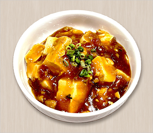 ＜桂林＞自家製ラー油香る四川風麻婆豆腐(100g) 399円  通常464円のところ、「中華の日」特別価格でご用意いたしました。麻辣醤のしびれる辛さに、＜桂林＞特製のラー油を加えて辛口に仕上げたコクのある麻婆豆腐です。