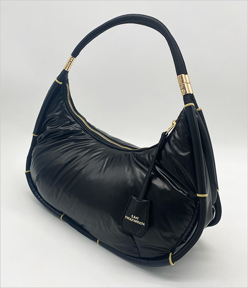 中綿ショルダーポリウレタンM (ポリウレタン・コード／W35×H26×D13cm) 16,500円  シャイニーなポリウレタンを使用し、軽くてクールな見た目と実用性を兼ねたラウンドショルダーバッグ。パラコートの持ち手とジョイント金具で、スタイルに合わせてお使いいただけます。