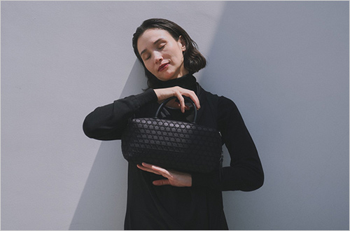 ＜ラクーオ＞手提げバッグ (ポリエステル・ポリウレタン・牛革／W270×H130×D100cm) 23,100円  デイリーに毎日使えるミニボストンバッグ。ボンディング加工が施されて素材に張りがあるため、自立するのが特徴です。 ※その他参考品