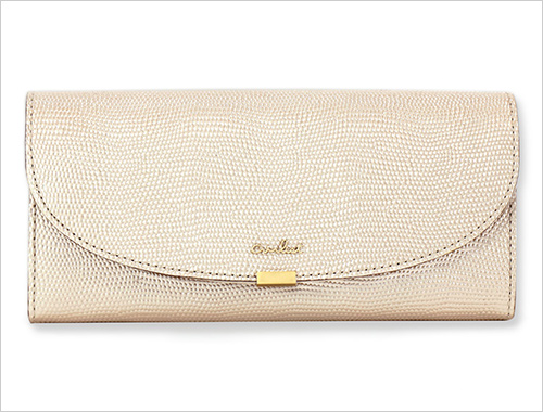 ＜エアリスト＞ルナメタリック ギャルソン長財布 (牛革／W19×H9×D3cm) 20,900円  傷がつきづらく目立ちにくい、艶やかなリザード型押革を使用。半月をイメージしたフェミニンなフラップデザインと、くわえ金具やロゴブローチが特徴のシリーズです。