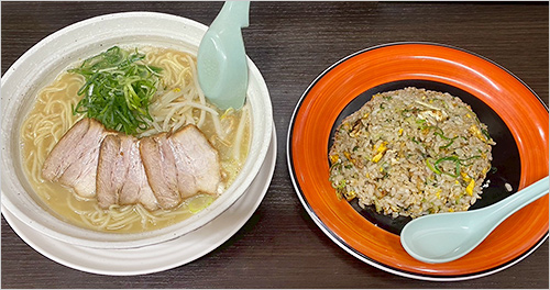 豚骨ラーメン＋焼飯セット並 2,080円  香りまでおいしい「焼きめし」と、その一皿を引き立てるためだけにつくられた「豚骨ラーメン」のセット。