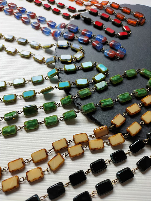 チェコ ハンドメイドガラスビーズ 2WAYネックレス(ネックレス・ブレスレット) 各22,000円  胸元を華やかに彩るネックレスとブレスレットのセットです。マグネットで繋げると長めのネックレスとしてお使いいただける2WAY仕様なので、シーンやスタイルに合わせてお使いいただけます。