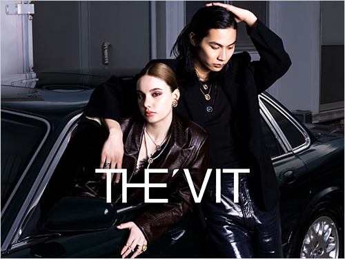 オリビアネックレス(女性モデル着用) 上：(シルバー925・ブラックメッキ・ロードナイトガーネット・ダイヤモンド：約0.27ct) 187,000円  下：(シルバー925・18Kゴールドメッキ・淡水パール・アクアマリン・ブルートパーズ・ダイヤモンド：約0.5ct) 330,000円  ブランドを象徴するペンダントトップに天然石やダイヤモンドを贅沢にあしらいました。ペンダントトップは一粒の宝石のように静かに輝き、装う人の個性を引き立てます。 ※その他参考品