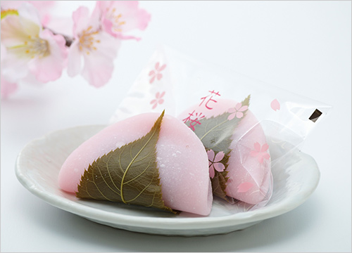 花桜餅(1個) 324円  もっちりした生地の中には、やさしい甘さのこしあん。柔らかい桜葉の塩漬けがアクセントになっています。