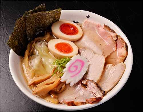 葵SP中華そば(1杯) 1,800円  厨房で焼き上げる釜焼きチャーシュー、国産バラ肉の煮豚、低温ロースの3種類のチャーシューに、毎朝手包みしているワンタン、味玉、メンマが2種類のった贅沢な中華そばです。