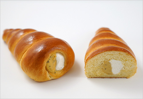 ダブルクリームコロネ(紅茶クリーム)(1個) 259円  しっとりとした生地のコロネに、紅茶の茶葉を混ぜた香りの良い紅茶クリームとホイップクリームを贅沢に絞りました。