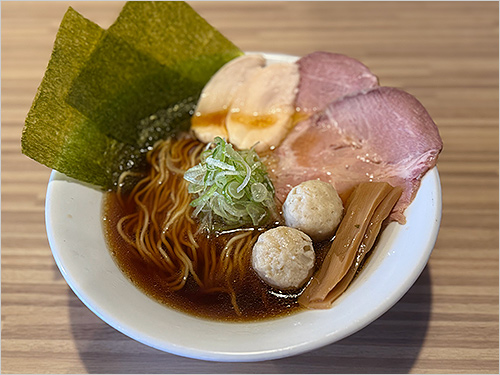 特製会津地鶏らーめん(1杯) 1,540円  福島が誇る会津地鶏の風味豊かなスープに、県内産醤油など4種の醤油をブレンドした甘みのあるカエシが特徴。 ＜＃新宿地下ラーメン＞限定の特製トッピングもご用意しております。