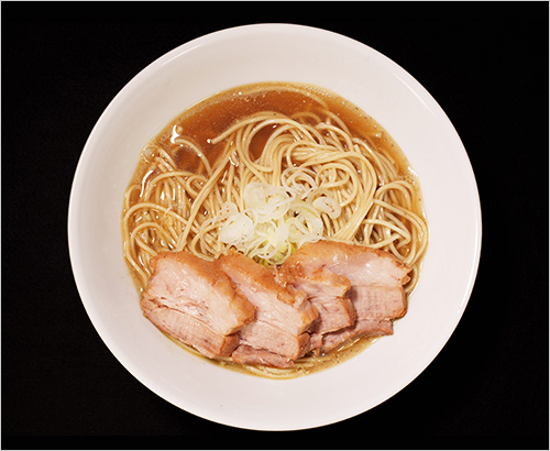 肉そば(1杯) 1,000円  最高級煮干を使用した、煮干に真っ直ぐな正統派煮干ラーメン。魚介の香りと旨味がガツンと来るパンチのあるスープにコシのある自家製麺。煮干スープとしっかり絡み、お箸が止まらなくなるおいしさ。満足できる一杯をご堪能ください。