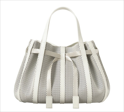 PANIER(パニエ) ハンドバッグ (牛革／W30×H22.5×D13cm) 71,500円  オンオフで使い分けできる、フォルムがきれいなハンドバッグ。 シャープな縦のラインと相反する丸みを帯びた柔らかなメッシュの対比がポイントです。マチが大きく、入り口も大きく開くので荷物の出し入れも簡単です。