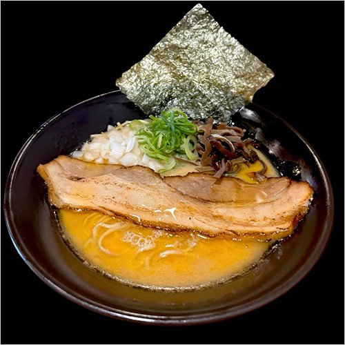 楓～新潟濃厚ラァメン～(1杯) 1,300円  ＜GOGO宝来軒＞でリピート率No.1のラーメンを＜＃新宿地下ラーメン＞用にブラッシュアップ。 鶏と豚の旨味が凝縮したスープに新潟県産コシヒカリの米粉をブレンド。唯一無二の絶品ラーメンをご賞味ください。