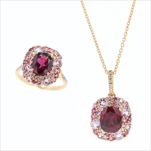 左：リング (K18PG／中石：ロードライトガーネット2.24ct／脇石：アメシスト・ピンクトルマリン・ピンクサファイア) 748,000円  右：ペンダント (K18PG／中石：ロードライトガーネット2.33ct／脇石：アメシスト・ピンクトルマリン・ピンクサファイア) 627,000円