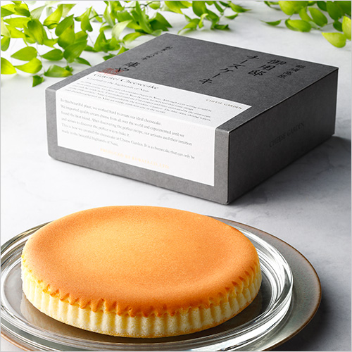 御用邸チーズケーキ(直径約16.5cm／400g) 1,680円  しっとり濃厚な、ベイクドタイプのチーズケーキです。 濃厚な味わい、なめらかな舌触り、しっとりとした食感で、＜チーズガーデン＞を代表する人気ナンバーワンのチーズ菓子です。常温で持ち運べるので、ご自宅用、お土産やご贈答などいろいろなシーンでご活用いただけます。