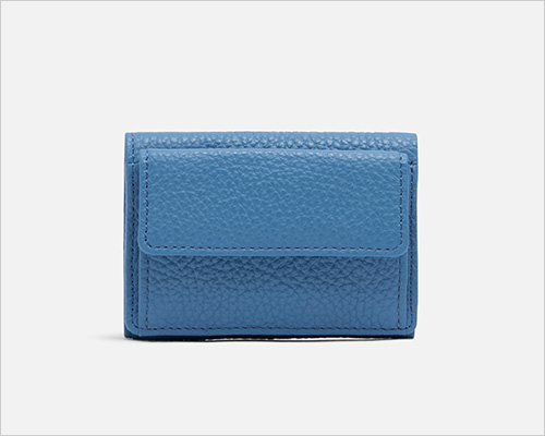 三つ折り財布(牛革／W9.5×H7×D2.5cm) 27,500円  発色の美しい丈夫なシュリンクレザーを用いた、シンプルで使い勝手の良い三つ折りの財布です。カードポケットが札入れの内側にあるので、開いた時に外から見えにくいのが特長です。