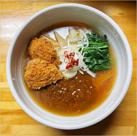 カツカレーラーメン(1杯) 2,000円  ラーメン・カツ・カレーを見事に融合した唯一無二の味わいは、手間がかかりすぎるため＜なるめん＞ではご用意できない幻のメニュー。＜＃新宿地下ラーメン＞にて期間限定でご用意いたします。