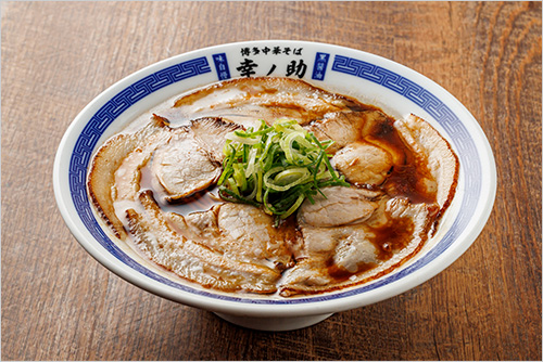中華そば(1杯) 1,000円  鶏ガラと豚でとったあっさりながらも、旨味の濃いスープと合わせると、深みのある芳醇な味わいを感じられますが、後味はスッキリと食べられる絶品のスープです。 麺は特注の中太ストレート麺。小麦の旨味と、しなやかでもちもちした食感は濃い醤油スープにピッタリ。トッピングには福岡県産の青ネギと、たっぷりのチャーシュー。薄目にカットされているチャーシューは食べやすく、味付けにはこだわりの醤油タレが使われています。