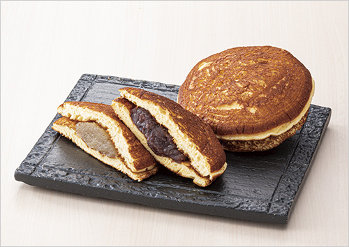 どら焼(白・黒／1個) 各430円  パンケーキのようにふわふわ、しっとりの生地に自家製餡がたっぷり。浅草で約90年の歴史ある、人気のどら焼きをこの機会にどうぞ。