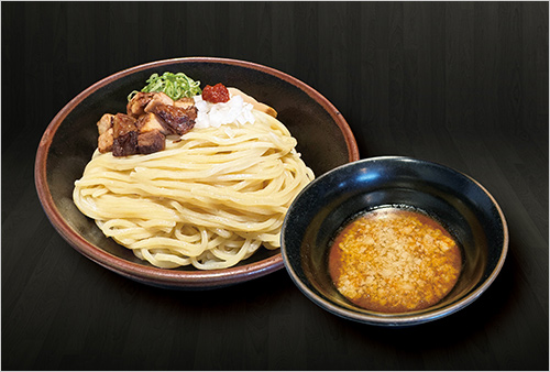 トクつけ麺(1杯) 1,300円  ＜宝来軒 総本店＞自慢の一杯。 つるりと喉越しの良いもちもち極太麺に、魚介の旨味を凝縮した濃密な清湯スープ。炙った角切りのチャーシューは、香ばしく、噛むほどに旨味が広がり、一杯で十分な満足感。 創業以来の伝統に現代の技を重ねた「渾身の一品」をご賞味ください。