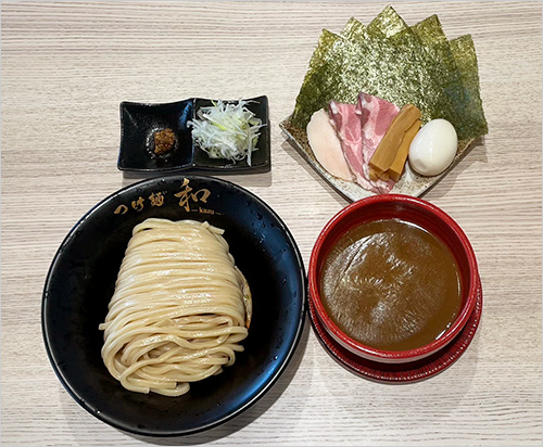 特製つけ麺(1杯) 1,800円  臭みの少ない「あべどり」をメインに豚骨などを合わせ、強火で2日間煮込んだ動物系出汁と、上質な魚介から採った魚介出汁の2種類を、絶妙なバランスでブレンドしました。 ＜つけ麺 和＞オリジナルの特注麺との相性は抜群です。
