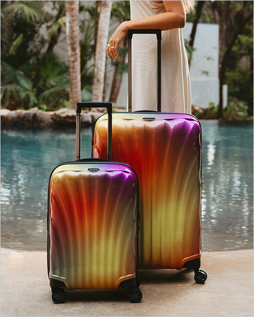  ＜サムソナイト＞シーライト 限定モデル カラーバースト 左：スピナー55EXP (カーヴ®／W40×H55×D20～23cm／約2.1kg／約36～42L／3cmのエキスパンダブル〈拡張〉機能) 84,700円 右：スピナー75 (カーヴ®／W51×H75×D31cm／約2.8kg／約94L) 95,700円