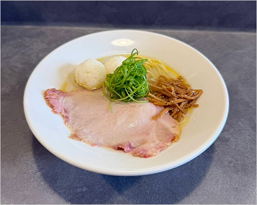 比内地鶏と鴨の金色塩らぁ麺(1杯) 1,200円  比内地鶏の芳醇な旨みと、フランス鴨の深いコクが織りなす黄金スープ。秋田名物もっちりたまごもトッピングし、心も体もほっと温まる一杯に仕上げました。 上質な素材が織りなす、香り高い塩ラーメンをご賞味ください。