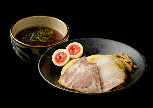 特製 地鶏とはまぐりの醤油つけ麺 味玉付き・チャーシュー2枚増し(1杯) 1,750円  つけ汁には、厳選した地鶏を炊き出した芳醇なスープに、はまぐり・帆立の濃密な貝出汁を合わせたWスープを使用しております。素材本来の深い味わいと、滑らかな麺ののど越しを楽しめる一杯です。