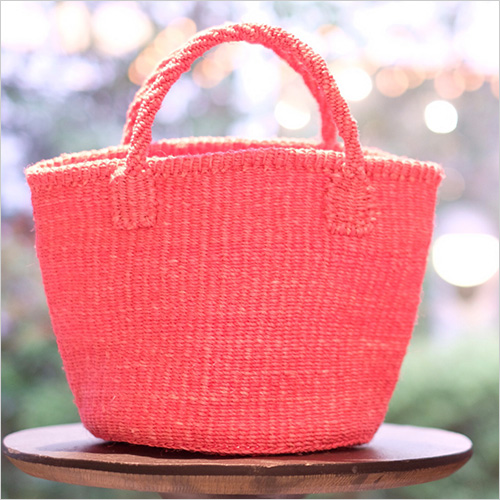サイザルバッグ(Sサイズ) (サイザル麻／約W31×H20×D20cm) 4,620円  夏のイメージが強いかごバッグ。＜オリカゴ＞のバッグは、雨にも強く、段々と柔らかさが出てくることも魅力の一つ。 オールシーズン使用いただけるので、夏だけでなく、秋・冬にも使いたくなるデザインを取りそろえています。Sサイズは縦に500mlのペットボトル、Mサイズは横にA4サイズの書類が入る大きさです。