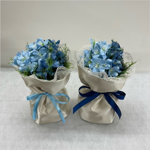 フェリーチェ(W13×H18cm) 各5,500円  よしまつフラワーオリジナルブーケ「フェリーチェ」。 「フェリーチェ」は幸運を呼ぶという意味で、ドレスを纏ったかのようなアレンジです。