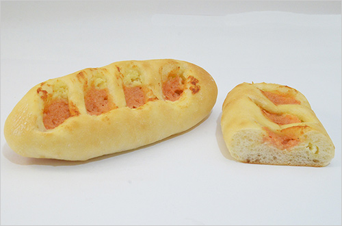 もちもち明太子カマンベール(1個) 291円  ソフトな生地で明太子とカマンベール風味のクリームチーズを包みました。まろやかな味わいのステックパンです。