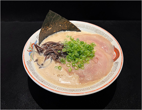 博多ラーメン(1杯) 1,350円  乳化した豚骨スープで尚且つ芳醇な香りと食べれば食べるほどに重なる旨味が特徴の博多ラーメンは、世界からも注目されワークショップやポップアップも海外開催しています。