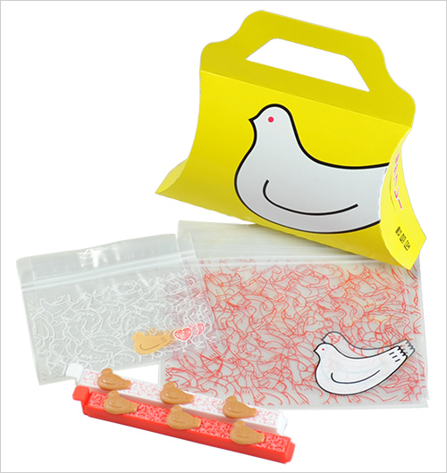 「Keep Your はぁと」と「鳩サブレー4枚入」セット 1,900円 ※8月10日(日)のみの販売  [セット内容] ・Keep Your はぁと(ジッパーバッグ4枚・袋留めクリップ2個) ・鳩サブレー(1箱／4枚入)  ※「Keep Your はぁと」の単品販売はございません。 ※数に限りがあるため、お買い上げの数量制限を設ける場合がございます。品切れの際はご容赦ください。 ※ご予約や配送・包装は承れません。