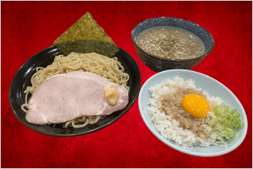 特製背脂生姜醤油つけ麺＋背脂卵かけごはんセット (1杯) 2,000円  暑い夏にピッタリな爽快感を感じられる1杯を今回＜＃新宿地下ラーメン＞限定でご用意しております。 生姜と背脂醤油の相性は抜群です。もちもちした特注麺と共にお召し上がりください。
