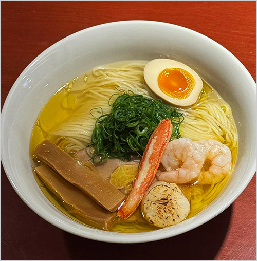 鶏そば白醤油 海鮮スペシャル(1杯) 1,650円  道産親鶏の旨味だけを凝縮した透き通るスープの「鶏そば白醤油」にエビ、カニ、ホタテを贅沢に乗せた海鮮スペシャル。