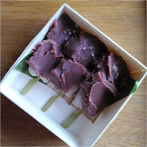 塩こしあん(1本) 280円  定番の塩こしあん。甘さひかえめのこしあんに岩塩をひとつまみ添えています。