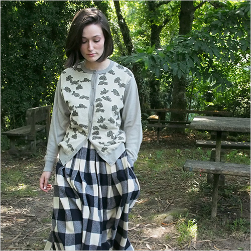D-due×ANTIPAST コラボレーション カーディガン (毛55％・綿45％) 44,000円  ユーモア溢れるキャラクター「MOSSY(モッシー)」が登場する、物語性に富んだカーディガン。お揃いの柄で靴下も用意しております。 ※その他参考品