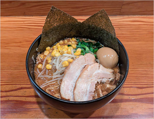 つなスペ味噌らぁ麺(1杯) 1,500円  厳選した6種類の味噌をオリジナルでブレンドし、濃厚に仕上げたスープにタピオカ粉入りのモチモチ自家製麺を合わせたメディアでも取り上げられるとろっとろのチャーシュー味噌らぁ麺です。