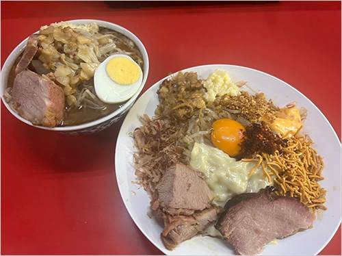 ハイマウントまぜそば(ハーフ)×富士丸ラーメン(ハーフ)セット(1セット) 2,200円  キングオブジャンクまぜそばの＜ハイマウント＞と二郎系のレジェンド＜富士丸＞。 まぜそばには富士丸麺を使用。ラーメンは、2店舗合わせたスープを使用しこの2つを並べて食べられるのは＜＃新宿地下ラーメン＞だけです。