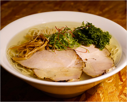 青葉地鶏の塩そば(1杯) 1,250円  長時間じっくり時間をかけて仕上げた青葉地鶏の本格スープに旨味を最大限まで凝縮させた塩ダレ。 小麦香る芳醇な細麺を合わせ最高のバランスで仕上げました。新しい宮城の風を感じてみてください！