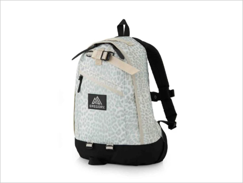 スノーレオパード ファインデイ(W33×H41×D14cm／18L) 22,000円  ティアドロップ型のロングセラーバックパックのシーズンカラーです。